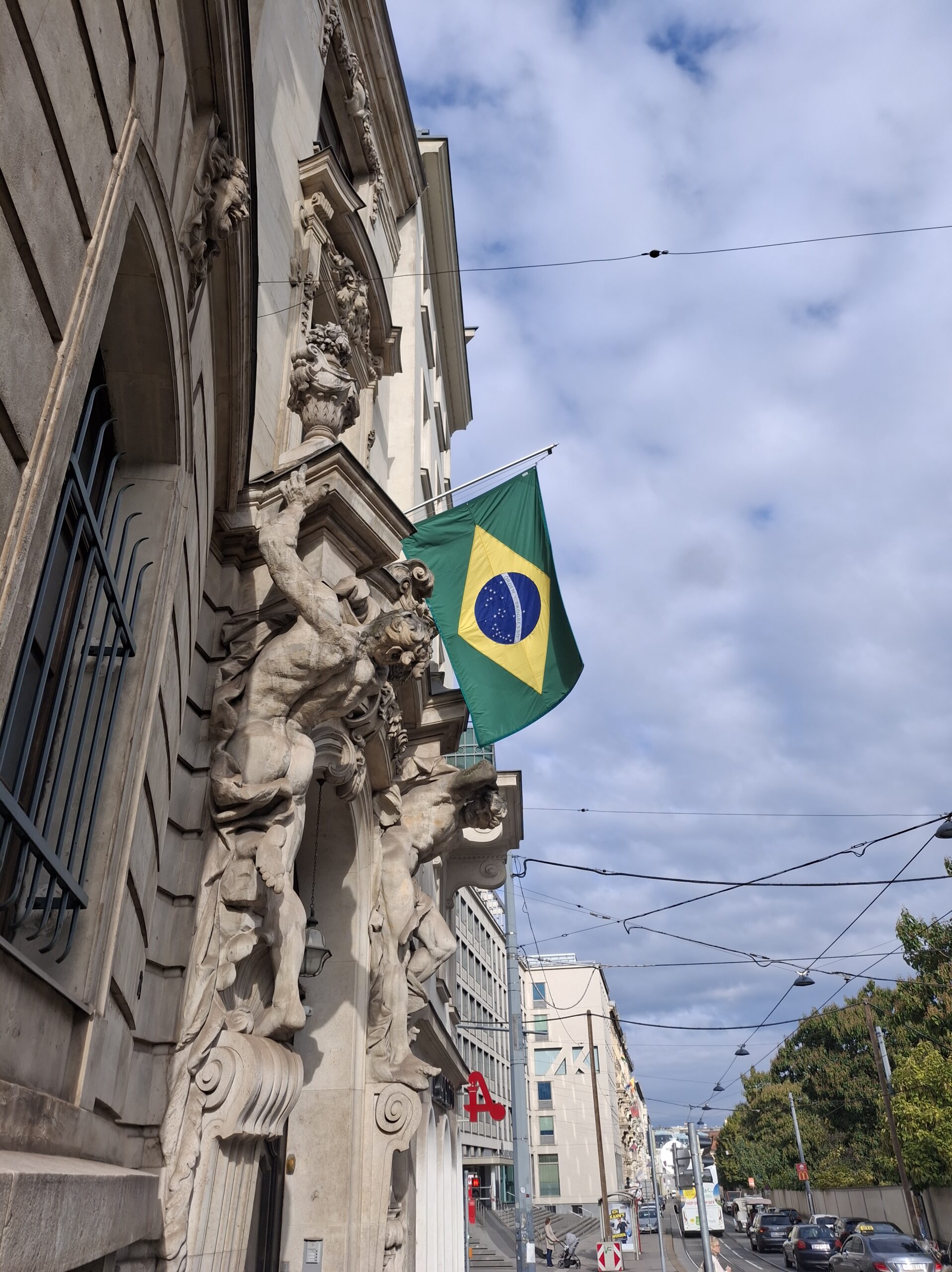 Beflaggung des brasilianischen Konsulates in Wien